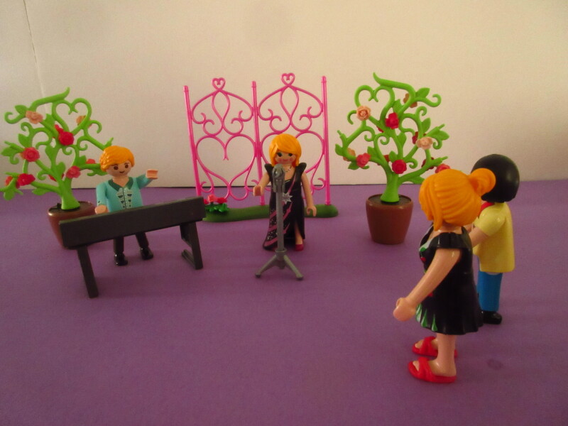 It's spring time for the Playmobil people in our house...