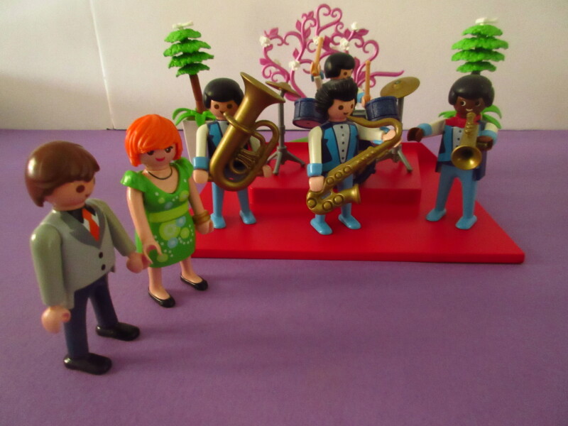 It's spring time for the Playmobil people in our house...