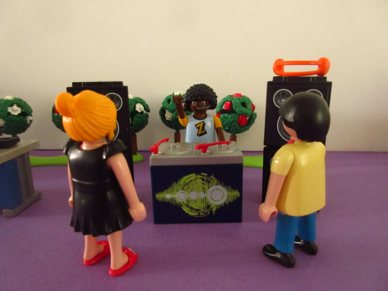 It's spring time for the Playmobil people in our house...