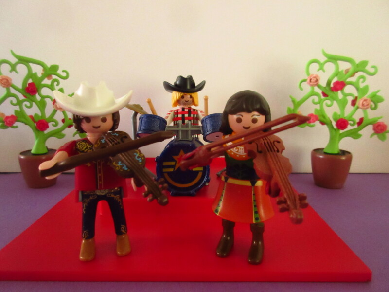 It's spring time for the Playmobil people in our house...