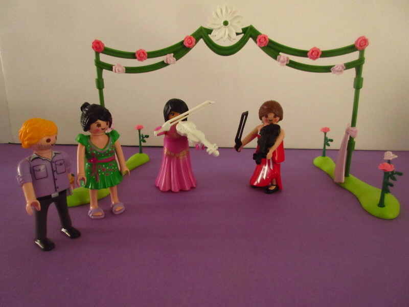 It's spring time for the Playmobil people in our house...