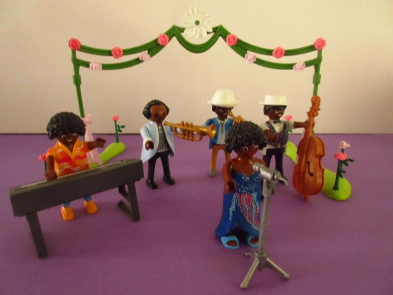 It's spring time for the Playmobil people in our house...