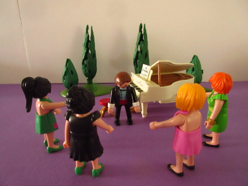 It's spring time for the Playmobil people in our house...