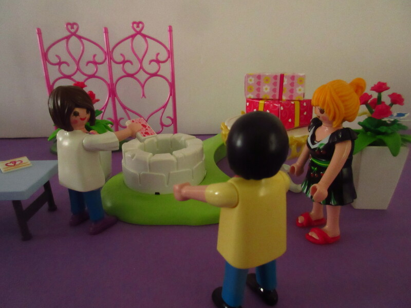 It's spring time for the Playmobil people in our house...