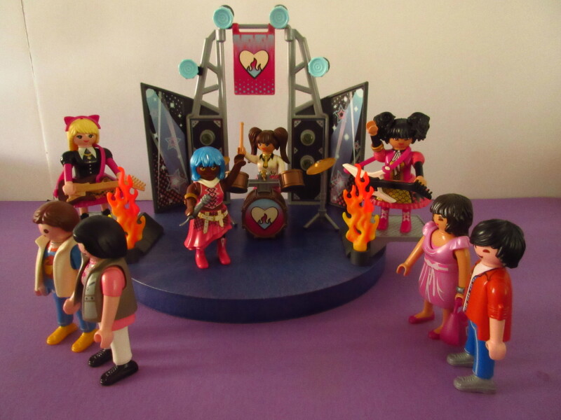 It's spring time for the Playmobil people in our house...