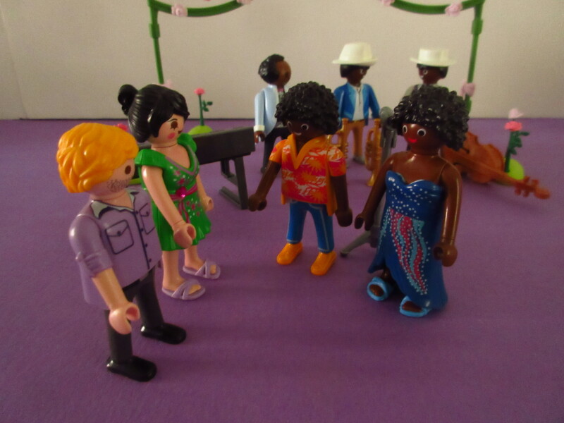 It's spring time for the Playmobil people in our house...