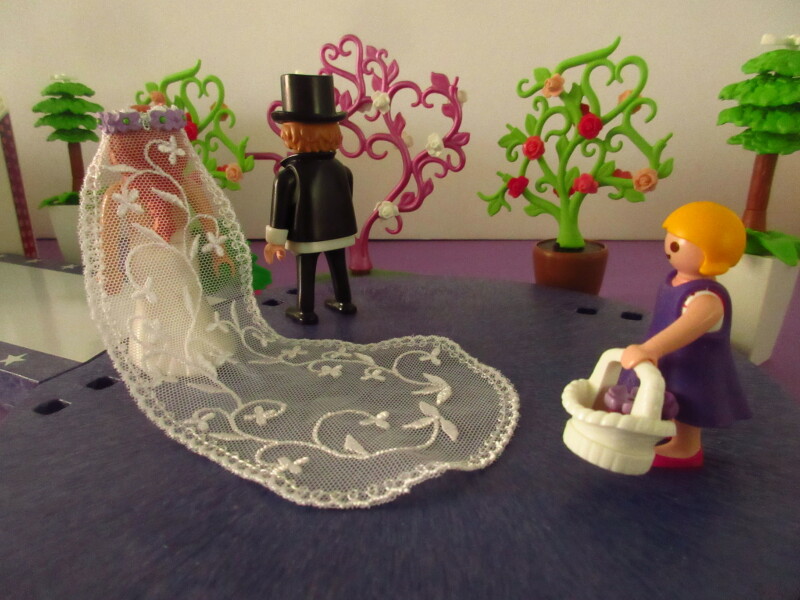 It's spring time for the Playmobil people in our house...