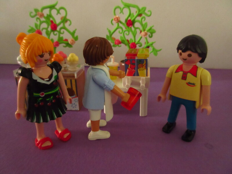 It's spring time for the Playmobil people in our house...