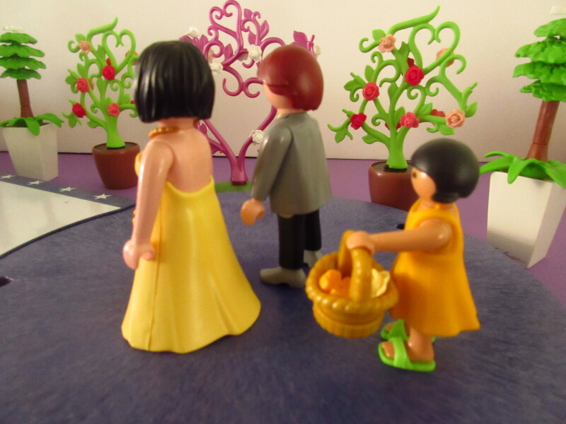 It's spring time for the Playmobil people in our house...