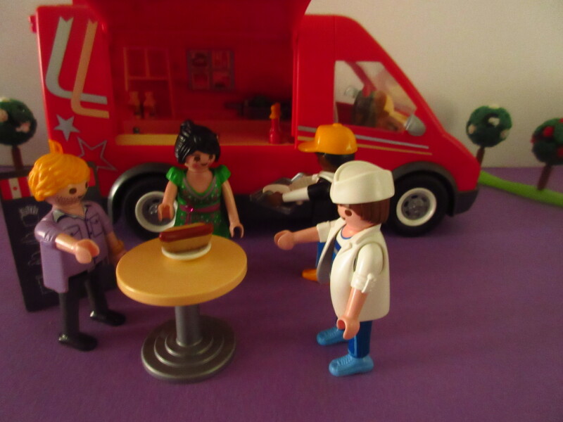 It's spring time for the Playmobil people in our house...