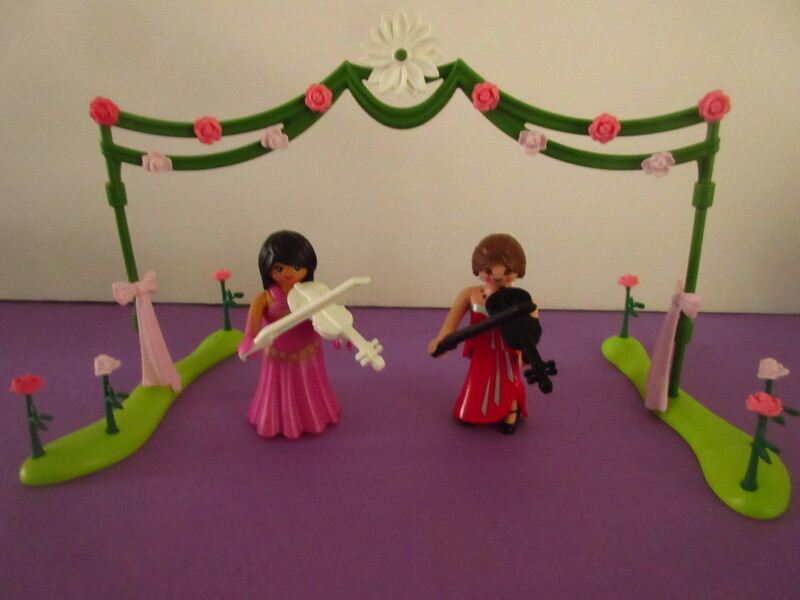 It's spring time for the Playmobil people in our house...