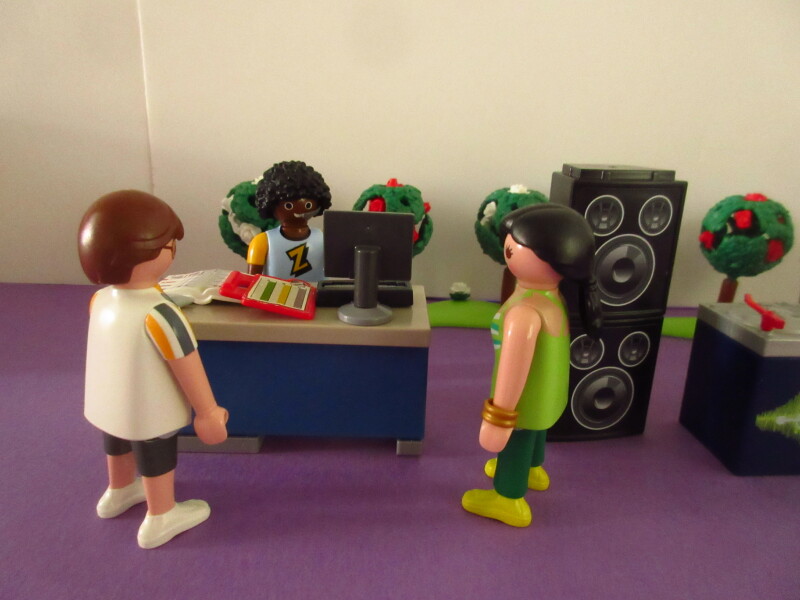 It's spring time for the Playmobil people in our house...