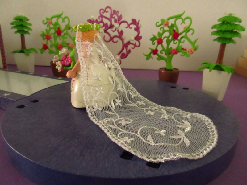 It's spring time for the Playmobil people in our house...