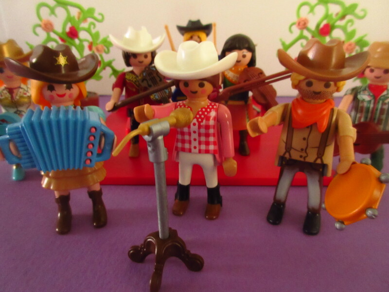 It's spring time for the Playmobil people in our house...