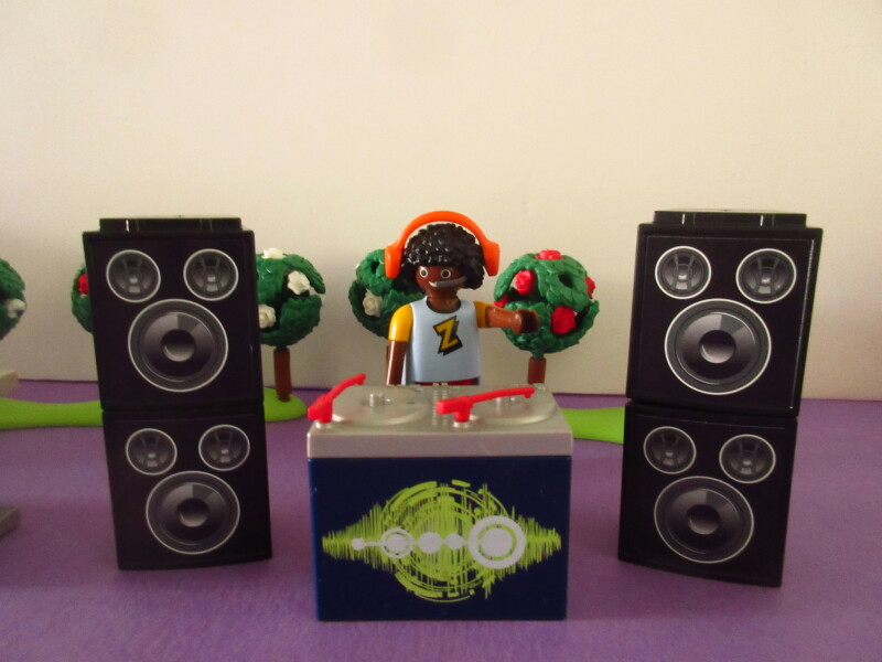 It's spring time for the Playmobil people in our house...