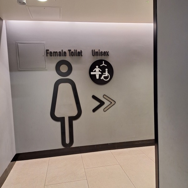 “Any gender” changing room for women  in Primark