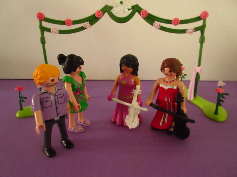 It's spring time for the Playmobil people in our house...