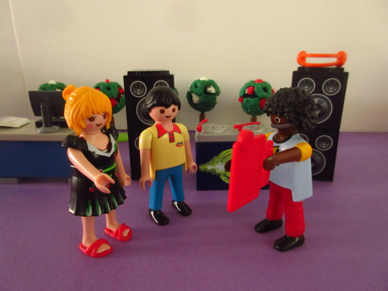 It's spring time for the Playmobil people in our house...