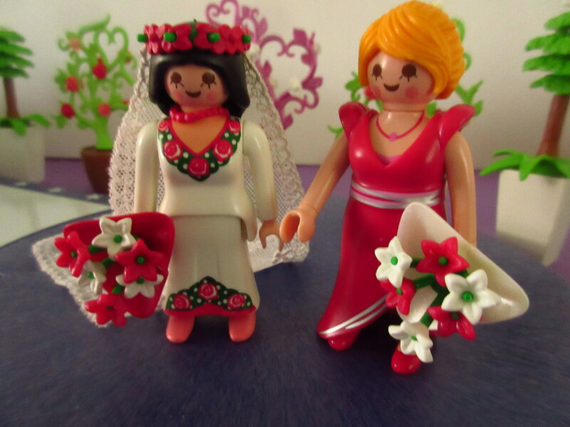 It's spring time for the Playmobil people in our house...