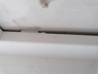 Gap between quartz upstand and wall