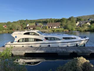 The Bluestocking Women's Pub, where brains can exist in a single state