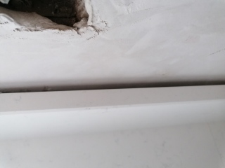 Gap between quartz upstand and wall