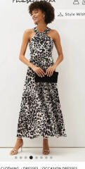 Does this dress go with this fascinator?