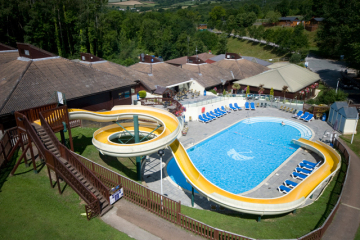Name me an (upmarket) UK holiday park that is good for a 1 and 4 year old?