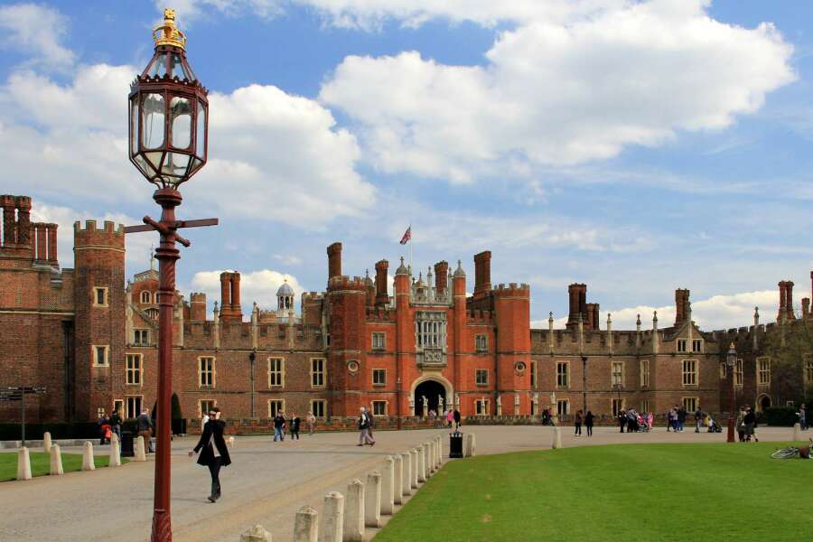 Hampton Court Palace vs Bleinham Palace