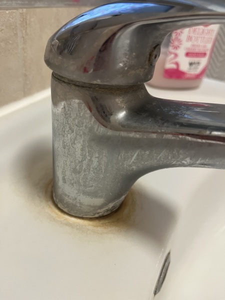 How to clean yellow stuff around tap