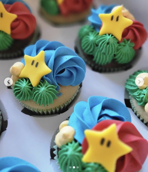 Anyone good at piping cakes?