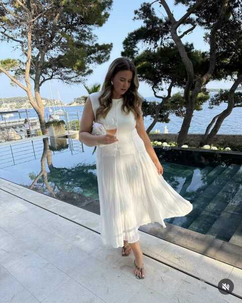 Effortlessly stylish wedding outfit for a size 16