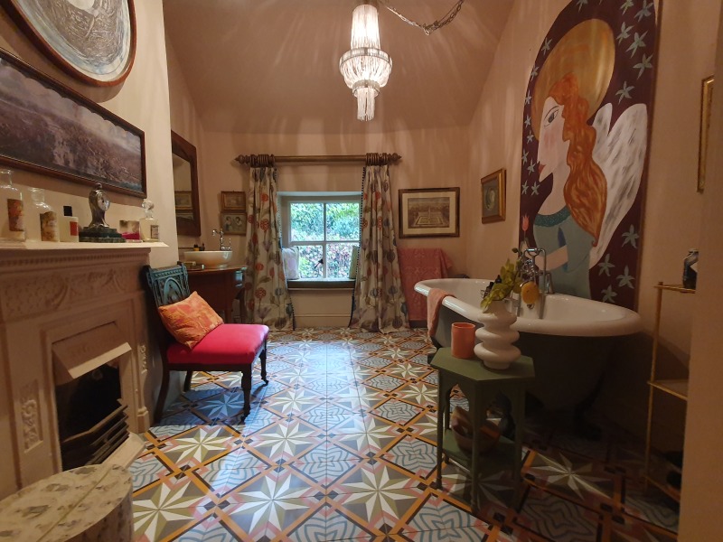 Have you painted a lounge/ other room in plaster pink/ beige colour?