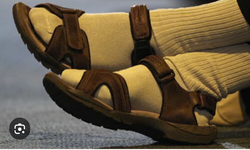 Chic French woman or old man sandal? Help.