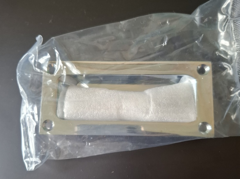 Single bifold door which handle