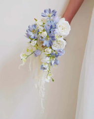 Custom white & blue cascading wedding bouquets – recommendations in London?