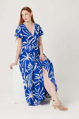 Effortlessly stylish wedding outfit for a size 16