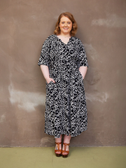 Effortlessly stylish wedding outfit for a size 16