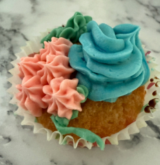 Anyone good at piping cakes?