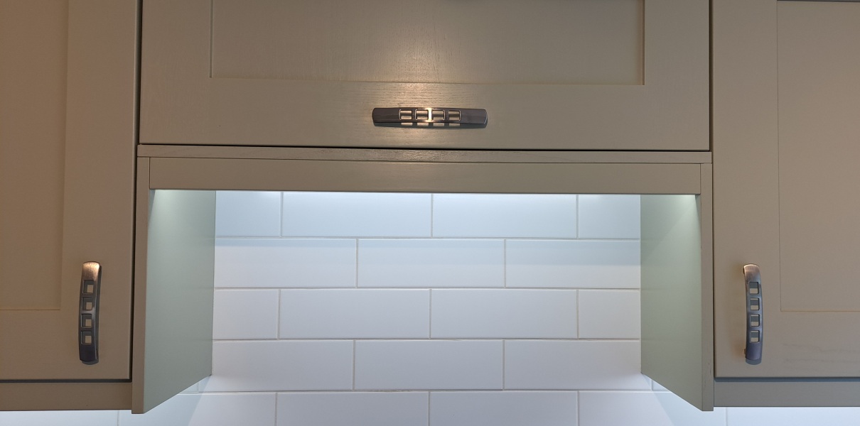 D Handles  or knobs and cups in shaker kitchen