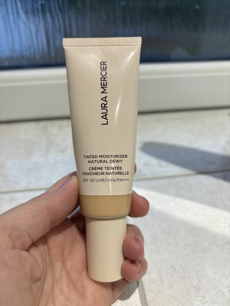 Please recommend a foundation that you can't see but hides or blurs lines