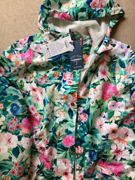 This Raincoat looks nothing like the photos  on me!