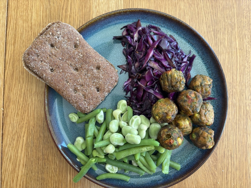 What we ate today in a calorie deficit - whole food  edition (and how do we feel?)