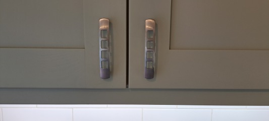 D Handles  or knobs and cups in shaker kitchen