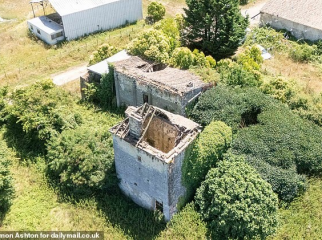 Thread 9: To feel disappointed after reading this in The Observer about the author and her husband from The Salt Path book and film?