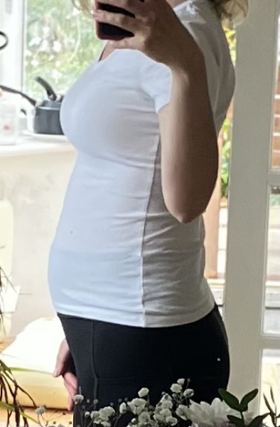 Is this a normal sized 6 month baby bump?