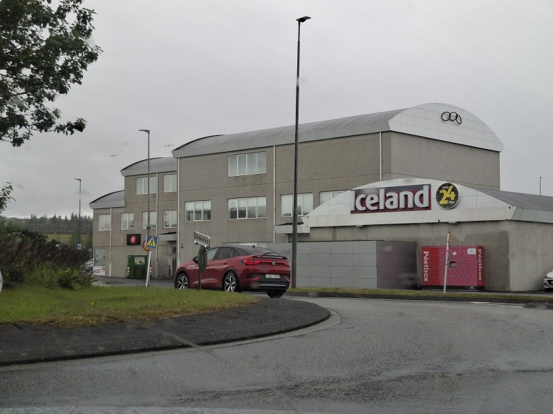 Just arrived in Iceland and have no clothes. Thread updated- suitcase has now arrived! *edited by MNHQ