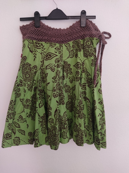 What to wear with this skirt?