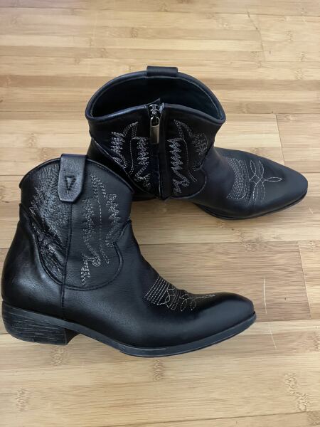 Les Parisiennes des Mamansnet: It's French charm, you know, beheaded people, red wine and blood all over the place - it's romantic, it's normal.