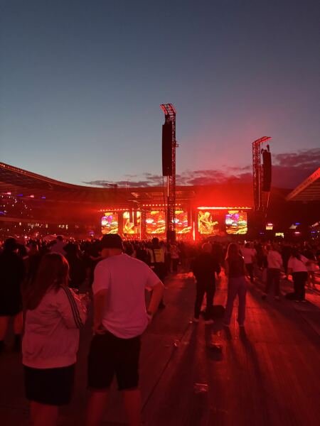 How crowded is Oasis standing at Murrayfield?